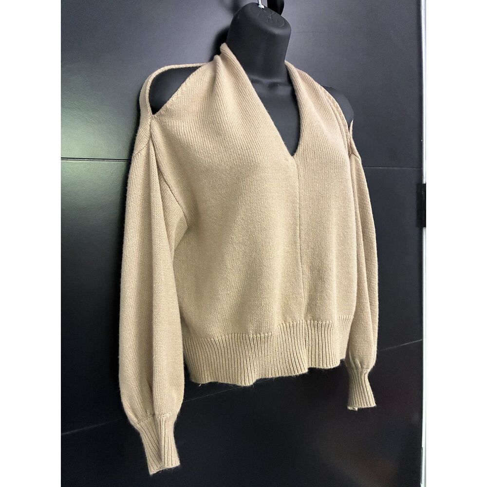 ASTR the Label Cold Shoulder V-neck, twisted open back sweater Beige XS